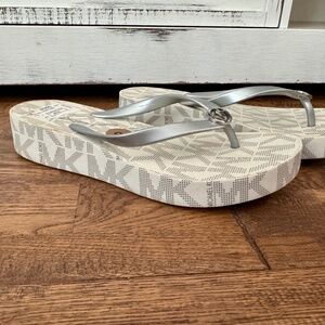 NEW Michael Kors Bedford Platform Flip Flops Sandals Silver Women's Size 8